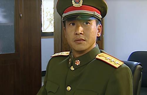 士兵突击高成与他做军长的父亲相差多少级他能当将军吗