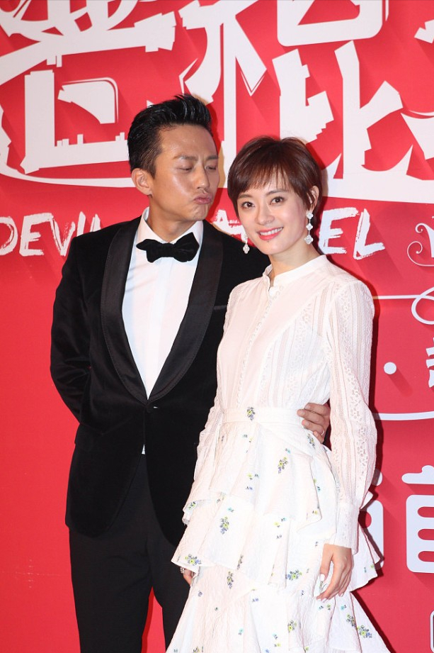 孙俪穿着一身蕾丝蛋糕裙被老公邓超轻轻搂着两人感情是真好