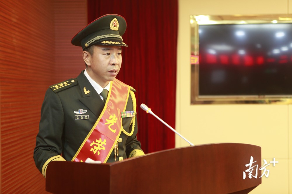 再见老兵中山军分区举行军官退役仪式