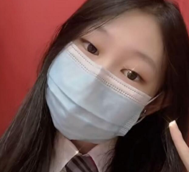 小沈阳女儿晒视频,15岁一张高级脸引网友追捧,女大不用18变