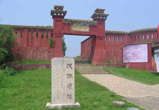 如今紫阳书院就坐落在武夷山五曲隐屏峰下,书院的石壁上至今还留有