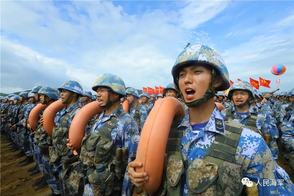 掀起了練兵備戰熱潮一場實戰化訓練動員在瀕海訓練場上軍旗獵獵,戰歌