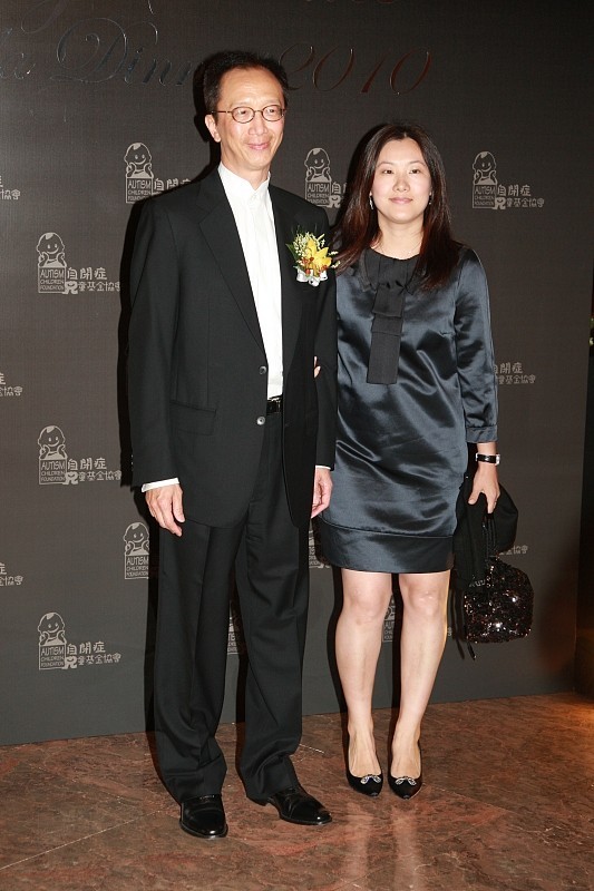 伏明霞和老公太恩爱了,穿着素雅挡不住贵妇气质,太有女人味了