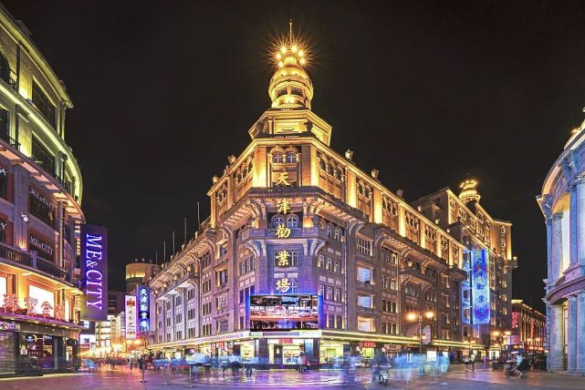 同时,部分恢复启用了天华景戏院,天乐戏院等历史文娱设施,建设了天宝