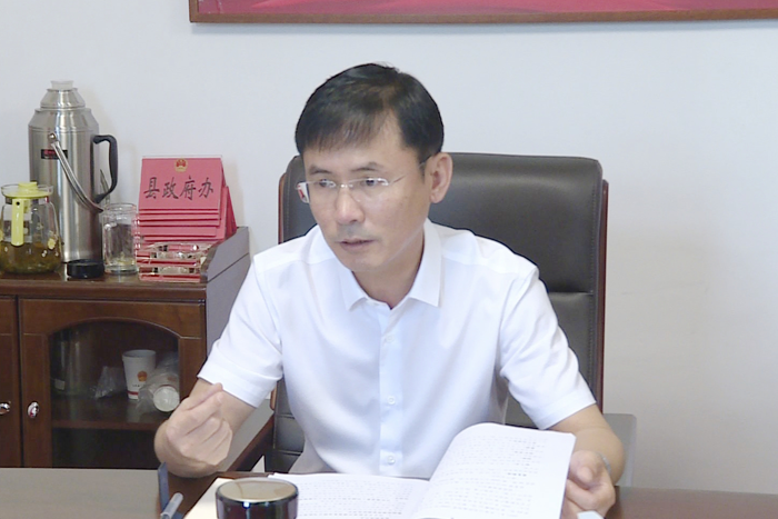 首山经济开发区管委会副主任郑飞参加会议关于今年全县新上工业项目