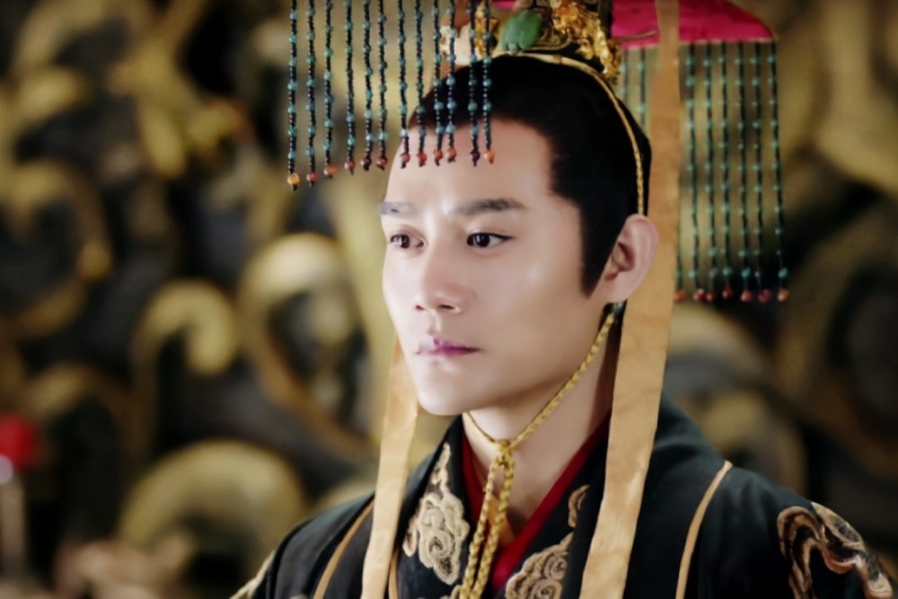十三年前,林殊出征北境,靖王还是个穿红衣的少年
