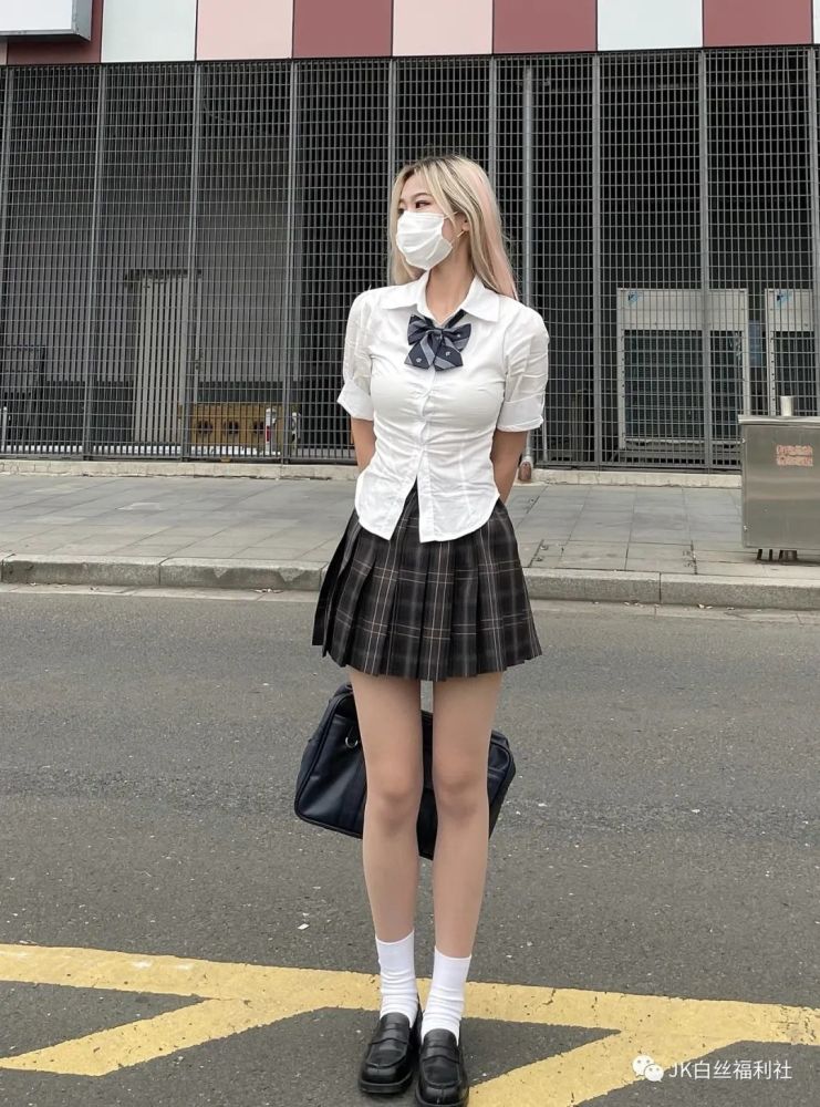 jk日常|jk紧身辣妹衬衫搭配格子裙马路拍照姿势来啦