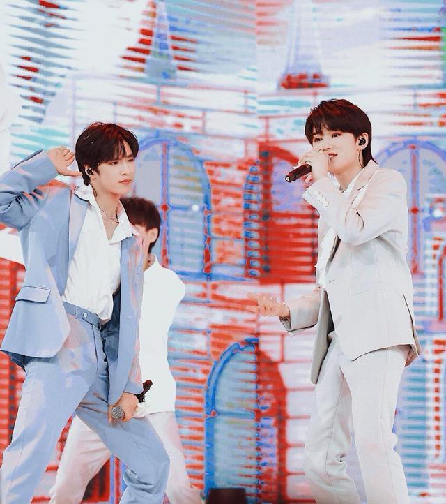 宋亚轩深夜发博和刘耀文一起吃火锅网友直呼文轩cp磕到了