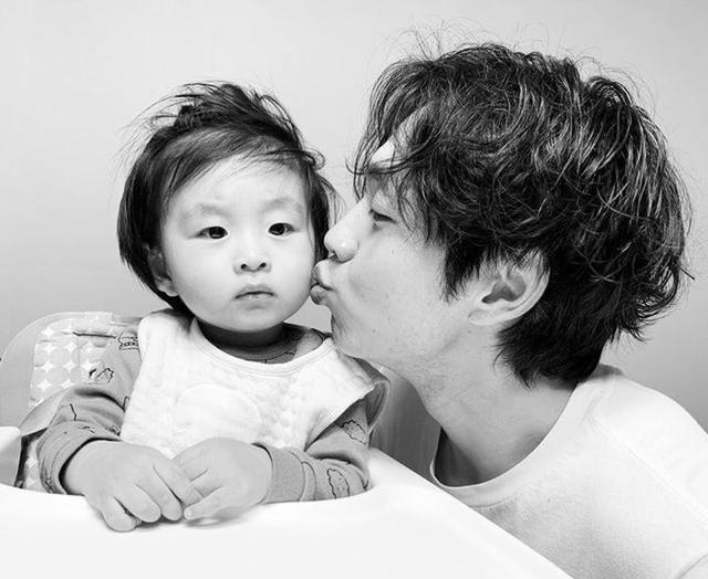 李硕熏的变化最小,娶妻生子全程都是真人秀,老婆是在节目上认识的