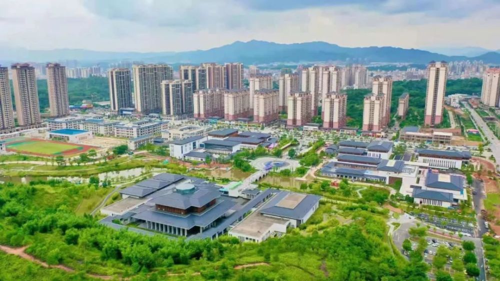 金台山智慧公园,梳地湖公园,漂亮的惠能广场四馆两中心,新兴东南西北