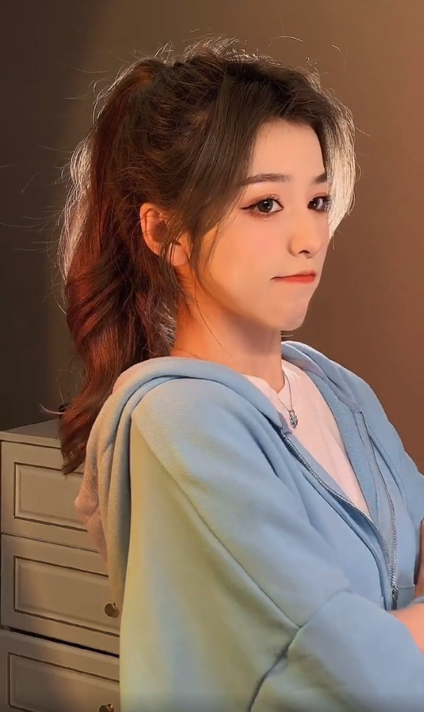 宅男女神刘思瑶游戏首秀上来就是地狱难度幸好有贵人相助