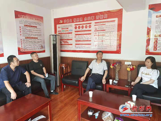 来到平型关镇,张漓雅认真查看了换届选举工作档案,详细了解了本镇所辖