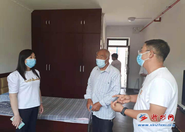 在大营养老中心,张漓雅细心询问老年人生活情况,并仔细了解养老中心