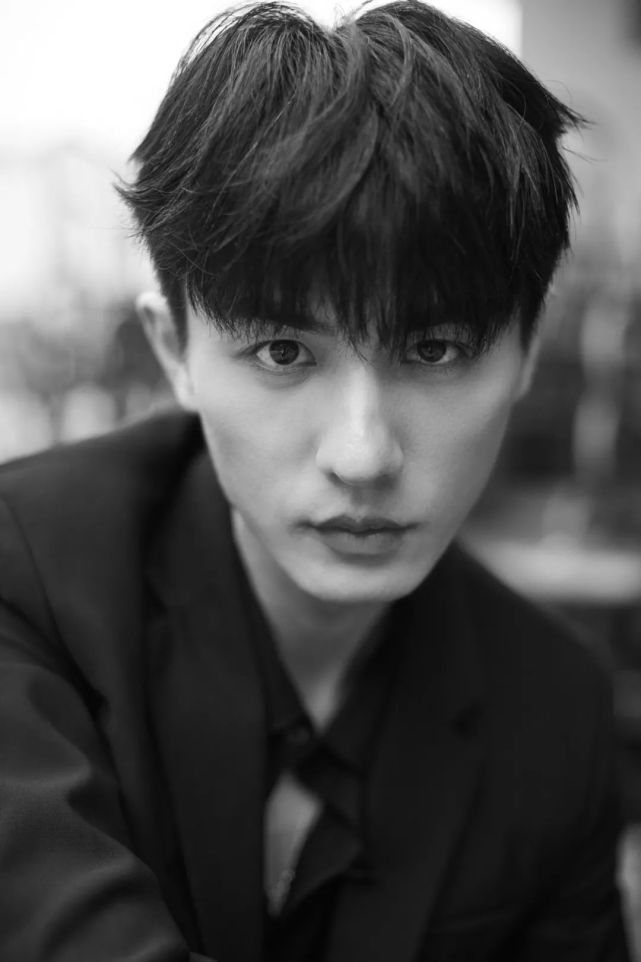 刘畅夏末工业风写真释出 黑白光影洞察人生