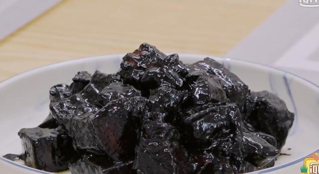 至少也要弄三菜一汤,杨千嬅最后只煮了两道菜,其中的红烧肉还烧焦了