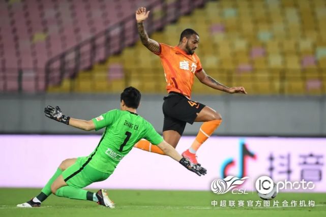 大连人赛季首胜|2-1！武汉队打破魔咒拿下赛季首胜。 李小鹏应该感谢一个人
