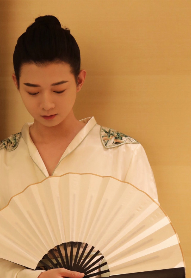 陈露锤出霍尊群聊内容,霍尊正式退出两档节目,霍尊疑似在朋友圈发文