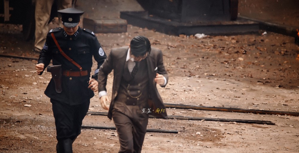 路透变湿透邓伦新剧最新路透曝光雨后造型引热议