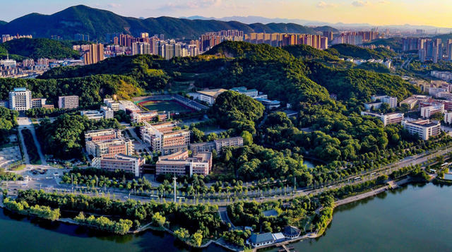 协调发展的全日制综合性普通本科高等学校,成立之初是叫黄石工业学校