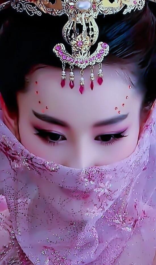 "妲己"扮演者,前几位都是靠化妆,只有她"媚"到骨子里