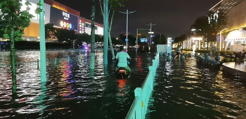 寧波中心城區多處積水這些路段因積水封道