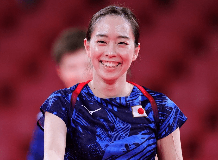 真会玩!4米高的石川佳纯巨型雕塑亮相,下面可乘凉,没福原爱好看