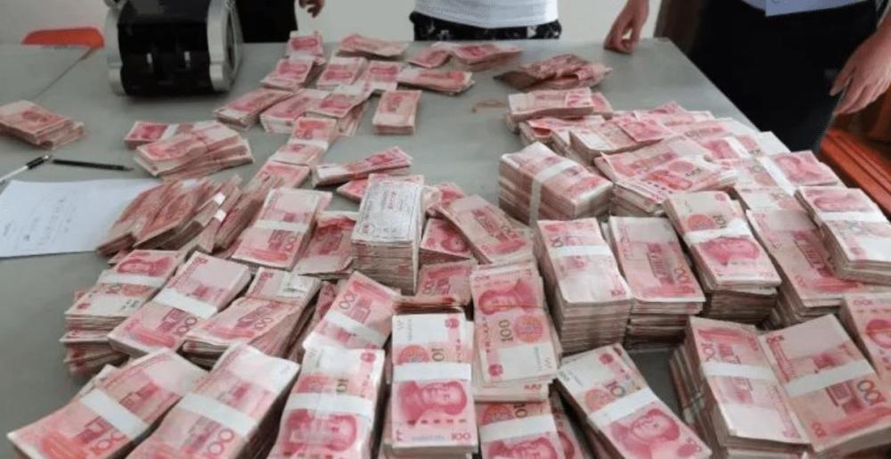 越南一怪异现象当众在街上摆放大捆人民币为啥都没人敢去抢