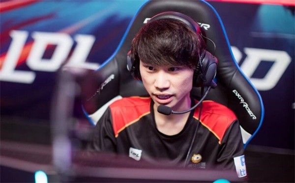 不学相声可惜了doinb直播整活表演新贯口粉丝调侃德云社亲传弟子