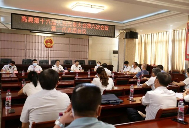 县委副书记,代理县长张锡恒,县人大常委会主任邓志刚参加分团讨论.