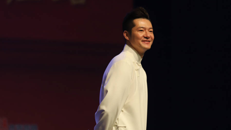 德云社谢金与儿子互动,小剧场暂停演出,师爷可以安心陪孩子了