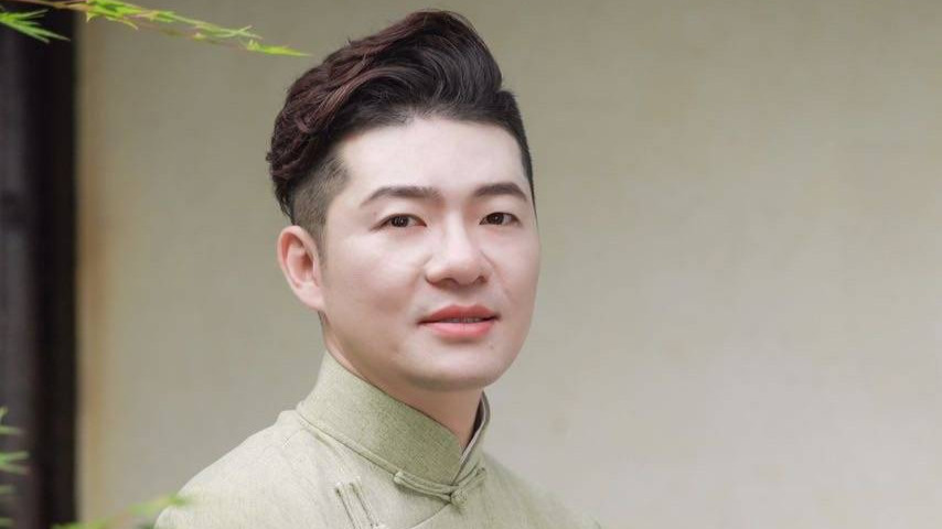 德云社谢金与儿子互动,小剧场暂停演出,师爷可以安心陪孩子了