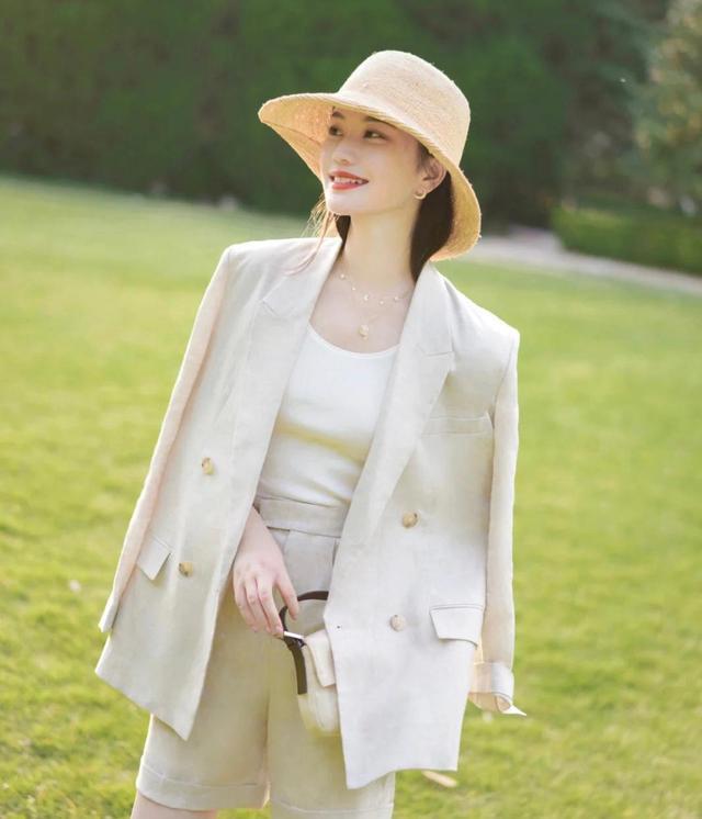 优雅显白色米色西装,几组搭配图片时髦精致,轻松穿出女神范