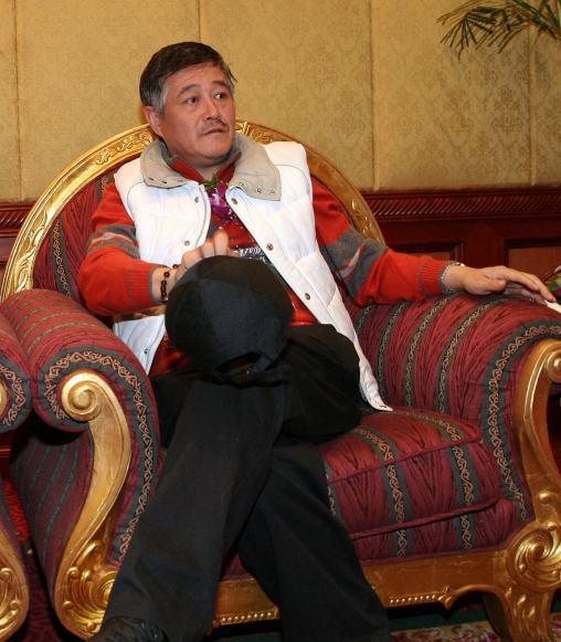 赵本山徒弟宋晓峰,收徒比师父还隆重,全员行跪拜礼,你怎么看?