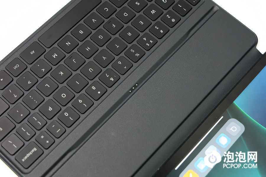 键盘式双面保护壳通过三个金属触点与小米平板5 pro连接.