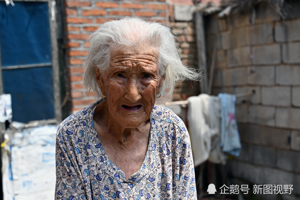 102岁奶奶,丈夫大16岁,守寡60年,说出婚姻实情,把家人逗乐