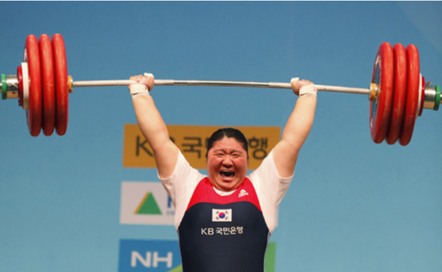举重冠军唐功红:奥运会上冒死举365斤杠铃,斩获金牌后七窍流血_腾讯