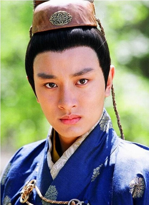 在还在上大学的时候就已经出演了《大唐歌飞》的男主角,当时和老戏骨