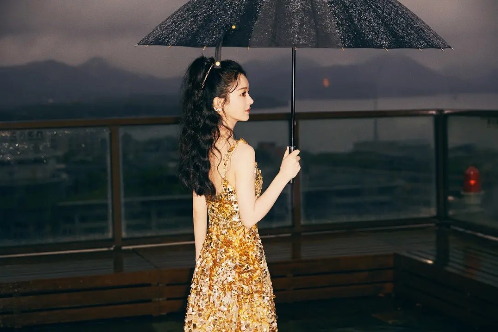 赵丽颖lomo风大片曝光，雨中撑伞鎏金裙熠熠闪光，氛围感拉满！