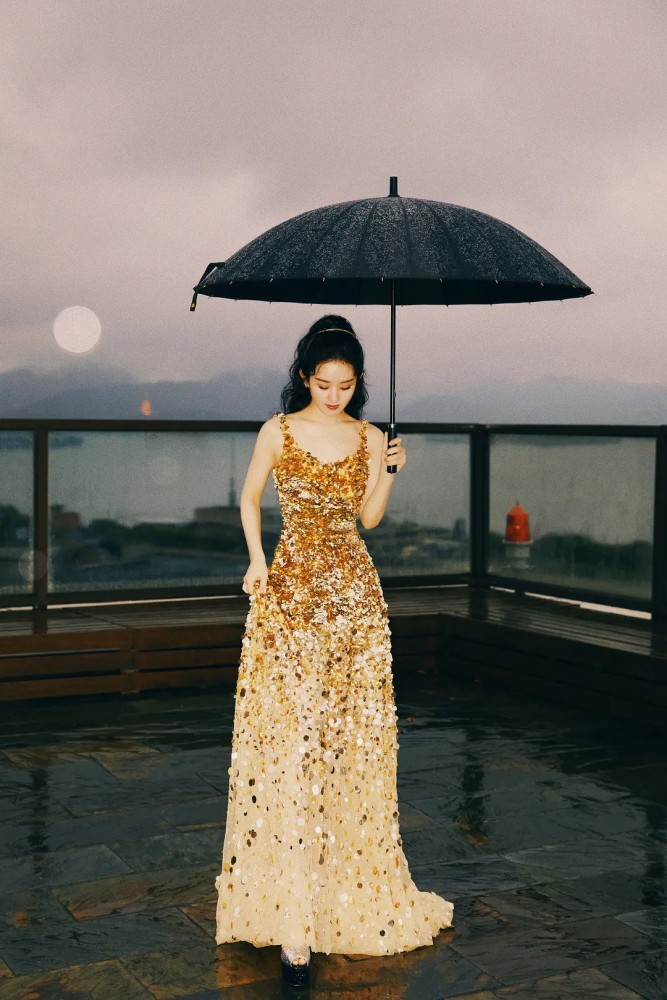 赵丽颖lomo风大片曝光，雨中撑伞鎏金裙熠熠闪光，氛围感拉满！