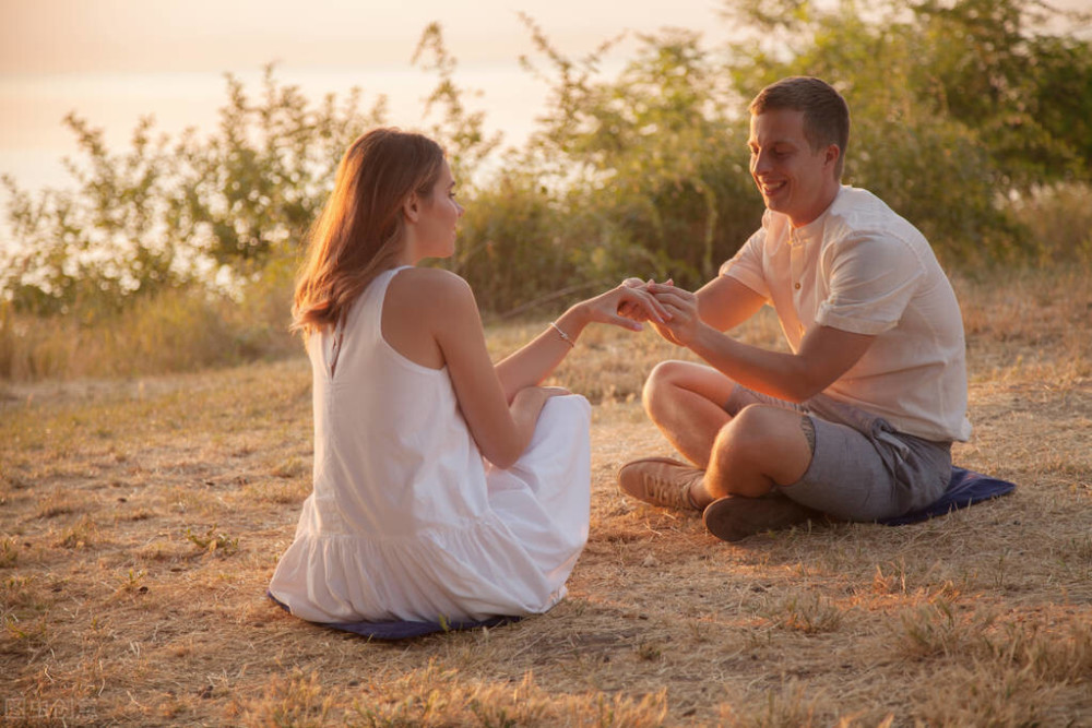 "暧昧"的男女关系,多半是从这3个地方开始的