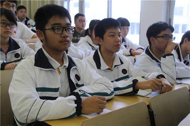 校区是杭二中的主校区,也被称为东河校区,该校区是原来蕙兰中学的校址