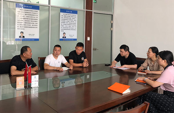 警企社工作人员与企业负责人对接主题月工作事宜.赵春阳摄