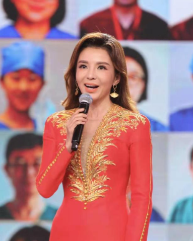 47岁朱迅穿v领裙亮相,一身金光闪闪的设计,走上台散发高级气质