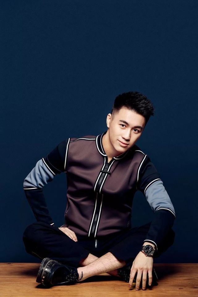 其实何鸿燊显然是在子孙后代积累资源,毕竟霍家树大根深,江湖地位非常