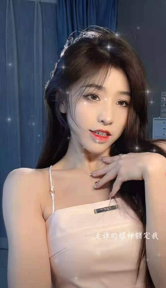 网红女神刘思瑶终于直播了,游戏直播首秀,陪伴水友迎接七夕