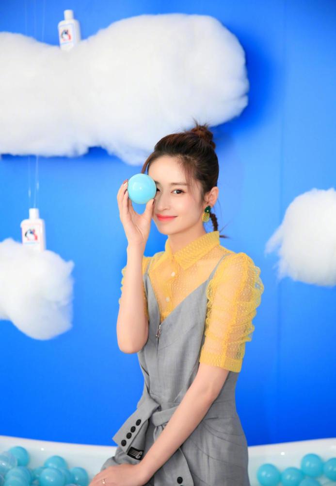 颖儿胖了之后美出新高度,一袭白色鱼尾礼服华丽高级,清纯灵动