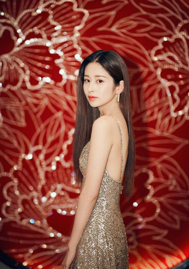 首先在颜色上一定要非常完美地呈现出来,白色十分百搭,因此无论搭配