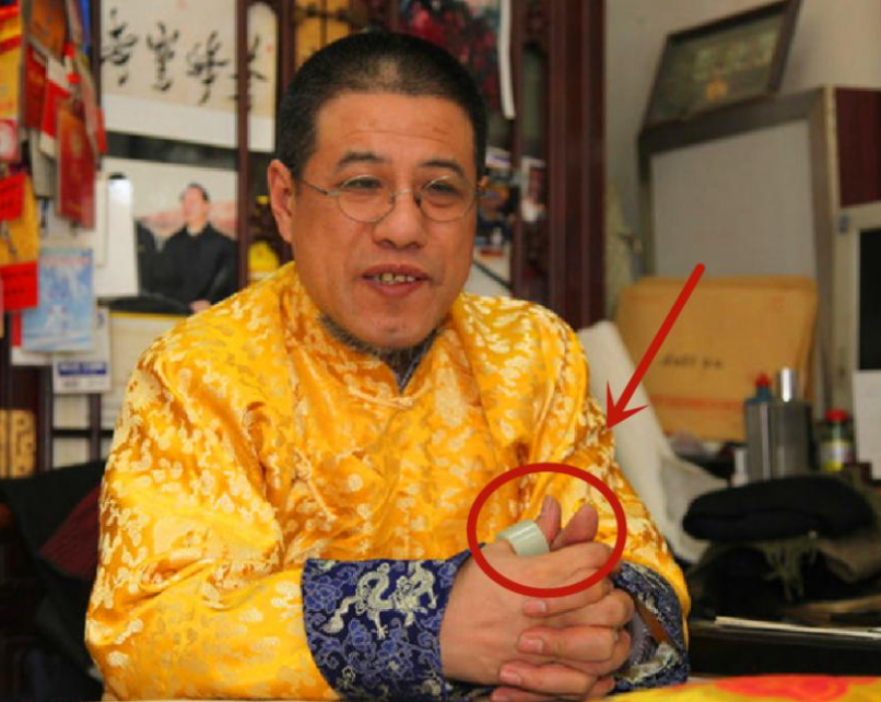 乾隆的七世孙,手戴上亿大扳指,专家劝他上交,被他直言回怼