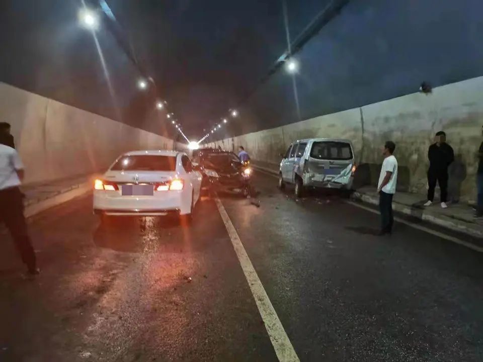 太惊险隧道内违规操作致4车相撞覆车之戒