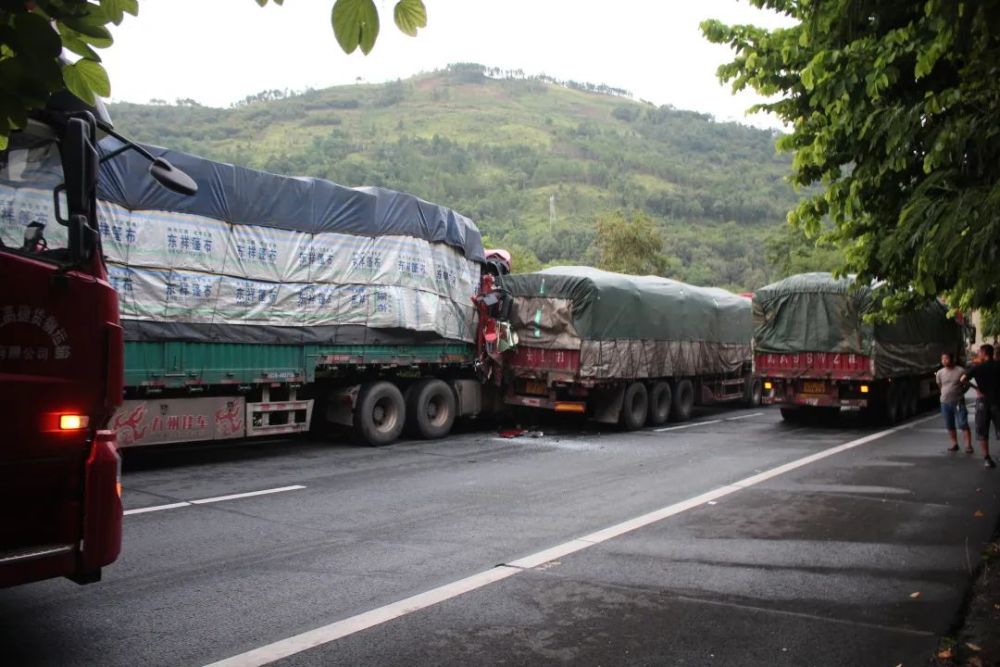 事故當天下大雨,路面溼滑,湘ae281掛重型半掛牽引車行至該路段時突然